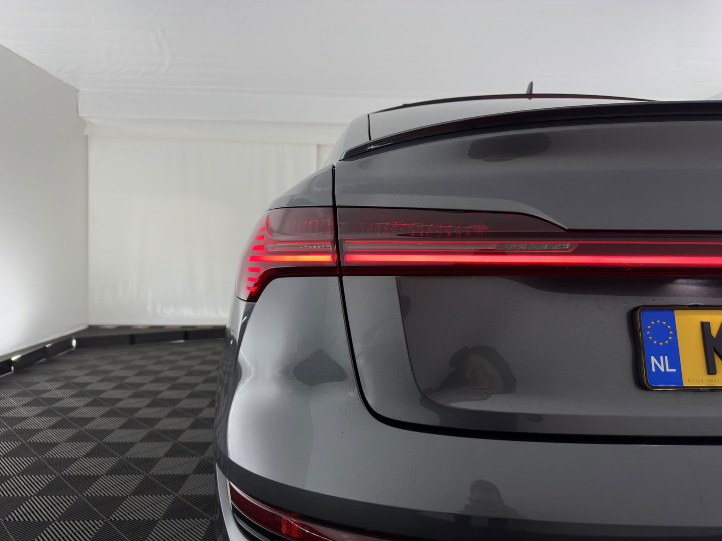 Audi e-tron Sportback 50 Quattro S-Line Black-Edition 71 kWh [3-Fase] {SOH-99%} (INCL-BTW) *PANO | LEATHER-ALCANTARA | ADAPTIVE-CRUISE | FULL-LED | DIGI-COCKPIT | KEYLESS | MEMORY-PACK | CAMERA | NAVI-FULLMAP | SHIFT-PADDLES | DAB+ | COMFORT-SEATS | 21''ALU*