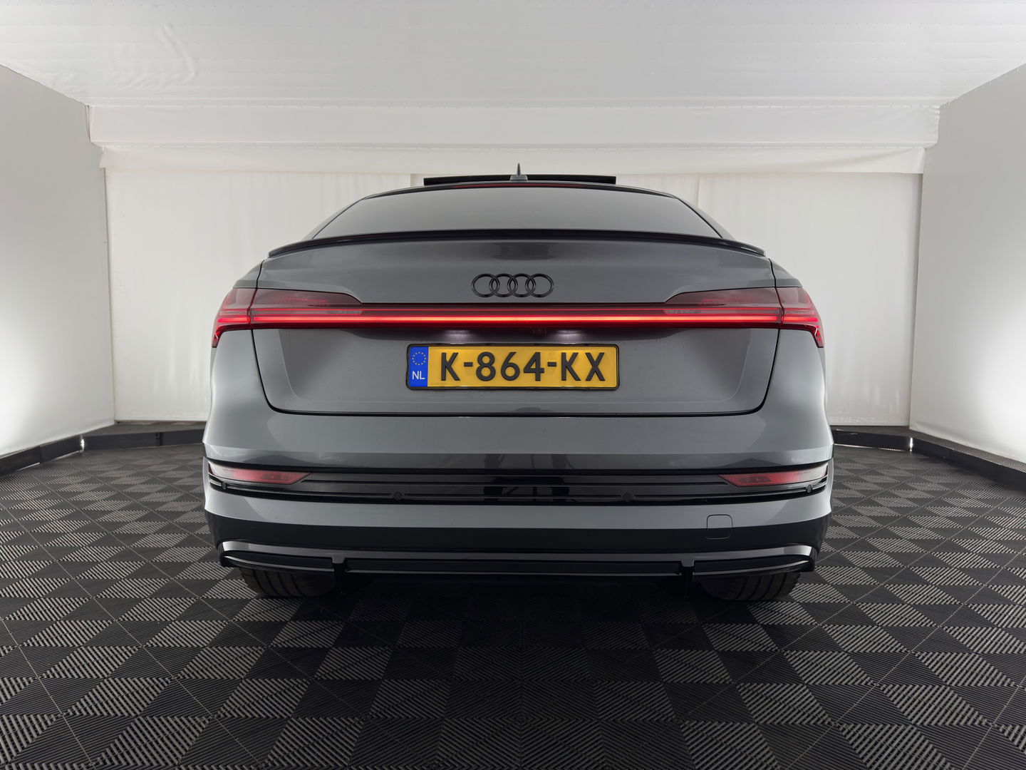 Audi e-tron Sportback 50 Quattro S-Line Black-Edition 71 kWh [3-Fase] {SOH-99%} (INCL-BTW) *PANO | LEATHER-ALCANTARA | ADAPTIVE-CRUISE | FULL-LED | DIGI-COCKPIT | KEYLESS | MEMORY-PACK | CAMERA | NAVI-FULLMAP | SHIFT-PADDLES | DAB+ | COMFORT-SEATS | 21''ALU*