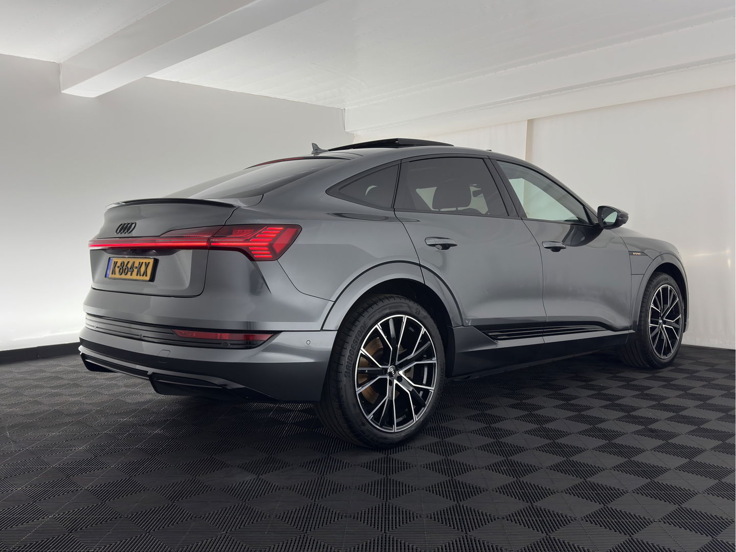 Audi e-tron Sportback 50 Quattro S-Line Black-Edition 71 kWh [3-Fase] {SOH-99%} (INCL-BTW) *PANO | LEATHER-ALCANTARA | ADAPTIVE-CRUISE | FULL-LED | DIGI-COCKPIT | KEYLESS | MEMORY-PACK | CAMERA | NAVI-FULLMAP | SHIFT-PADDLES | DAB+ | COMFORT-SEATS | 21''ALU*