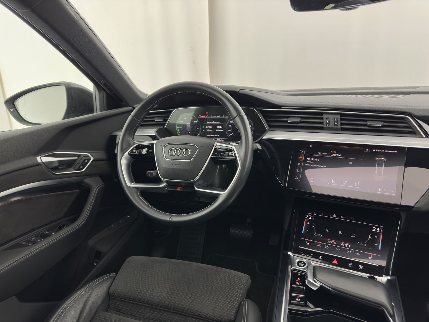 Audi e-tron Sportback 50 Quattro S-Line Black-Edition 71 kWh [3-Fase] {SOH-99%} (INCL-BTW) *PANO | LEATHER-ALCANTARA | ADAPTIVE-CRUISE | FULL-LED | DIGI-COCKPIT | KEYLESS | MEMORY-PACK | CAMERA | NAVI-FULLMAP | SHIFT-PADDLES | DAB+ | COMFORT-SEATS | 21''ALU*