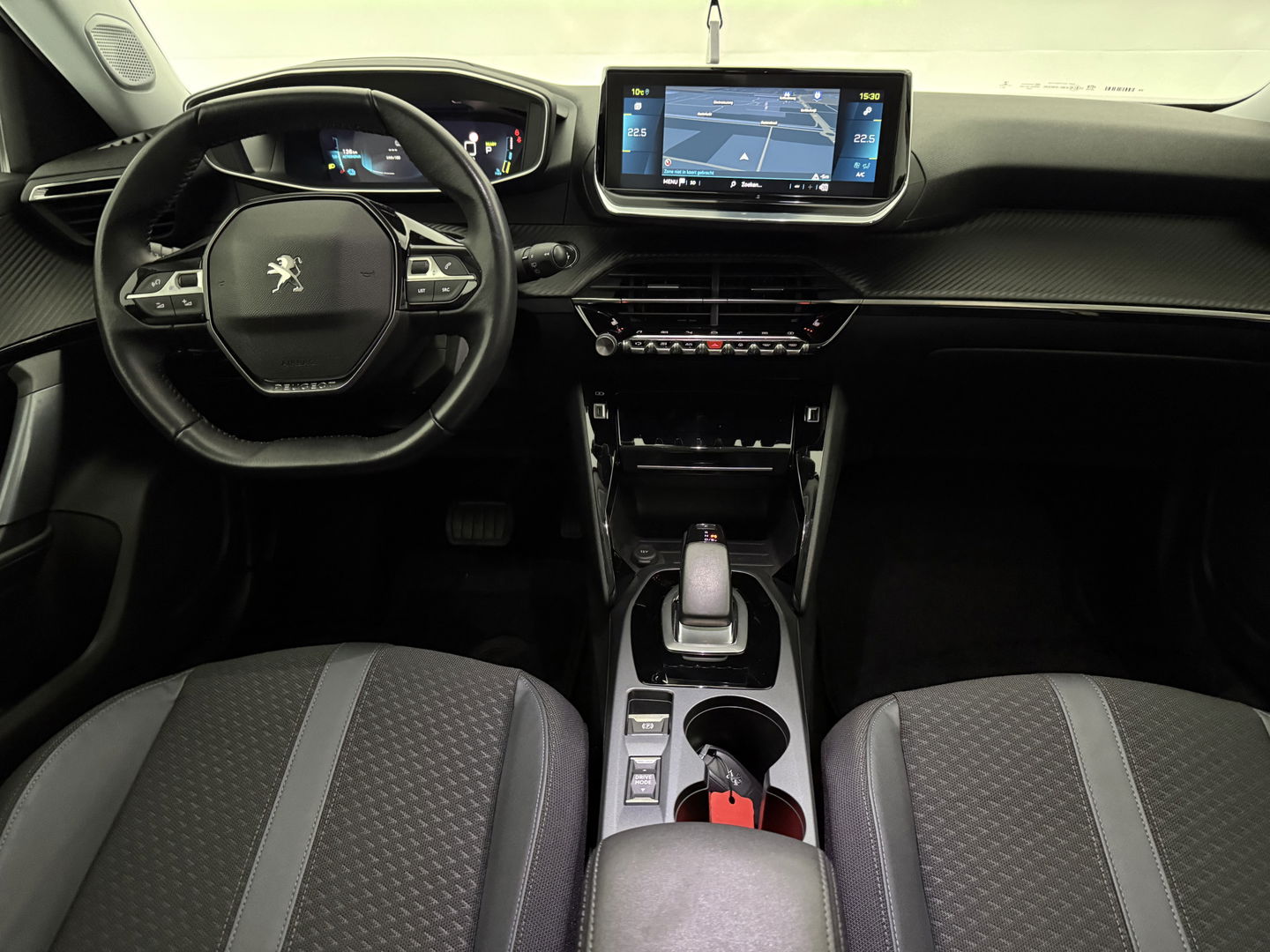 Peugeot e-2008 EV Allure 50 kWh | SOH 92% | Snelladen | Virtual | Adap.Cruise | Camera | Carplay | Keyless | Stoelverw. | Parkeersens.