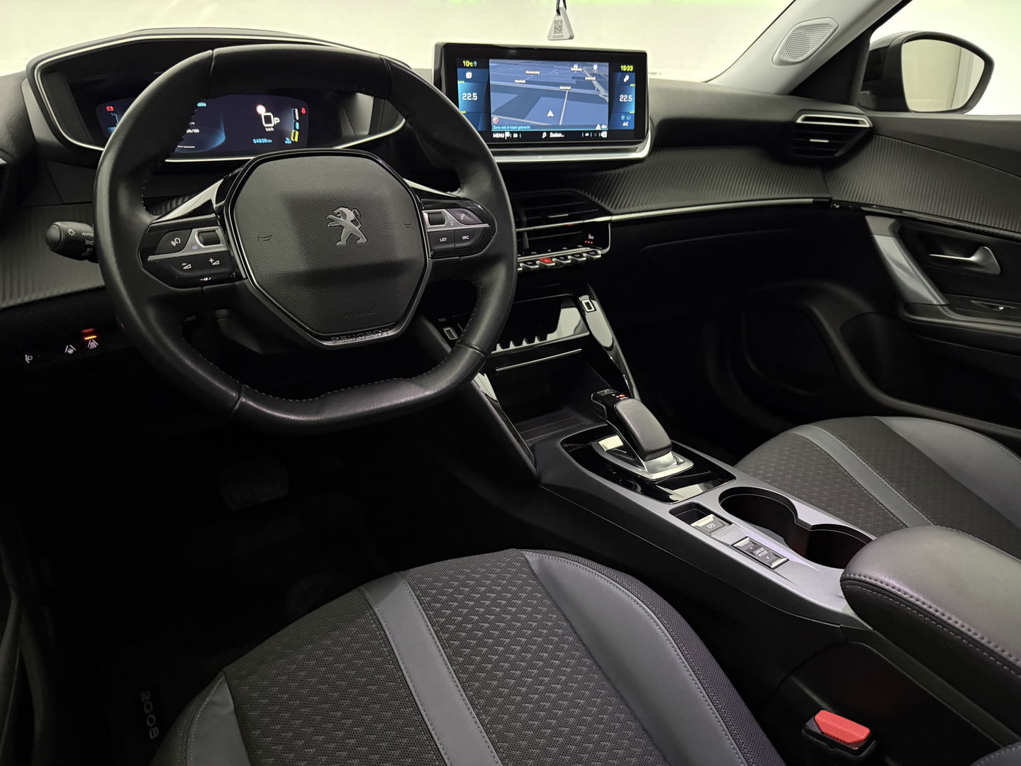 Peugeot e-2008 EV Allure 50 kWh | SOH 92% | Snelladen | Virtual | Adap.Cruise | Camera | Carplay | Keyless | Stoelverw. | Parkeersens.