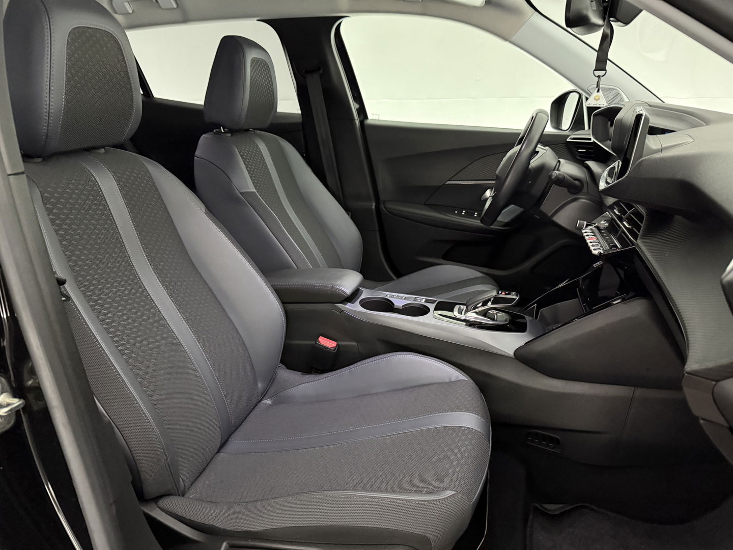 Peugeot e-2008 EV Allure 50 kWh | SOH 92% | Snelladen | Virtual | Adap.Cruise | Camera | Carplay | Keyless | Stoelverw. | Parkeersens.