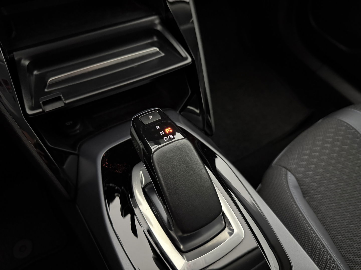 Peugeot e-2008 EV Allure 50 kWh | SOH 92% | Snelladen | Virtual | Adap.Cruise | Camera | Carplay | Keyless | Stoelverw. | Parkeersens.