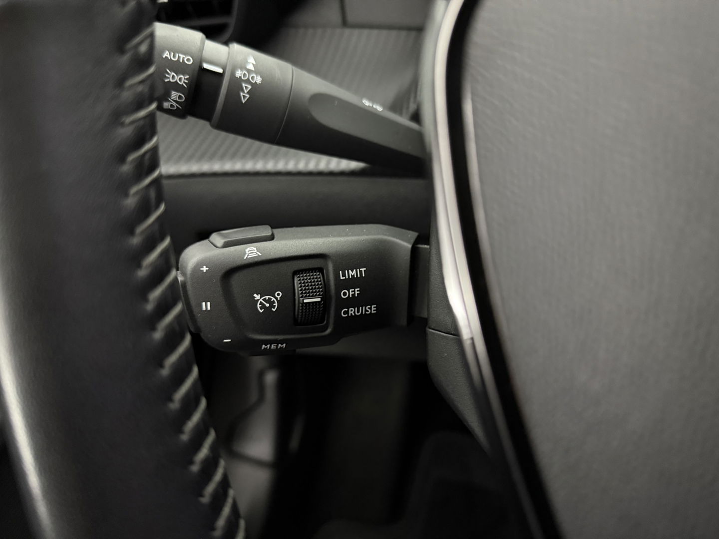 Peugeot e-2008 EV Allure 50 kWh | SOH 92% | Snelladen | Virtual | Adap.Cruise | Camera | Carplay | Keyless | Stoelverw. | Parkeersens.