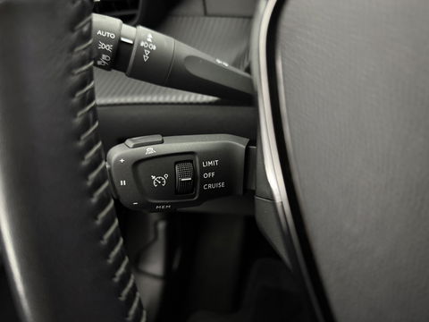 Peugeot e-2008 EV Allure 50 kWh | SOH 92% | Snelladen | Virtual | Adap.Cruise | Camera | Carplay | Keyless | Stoelverw. | Parkeersens.