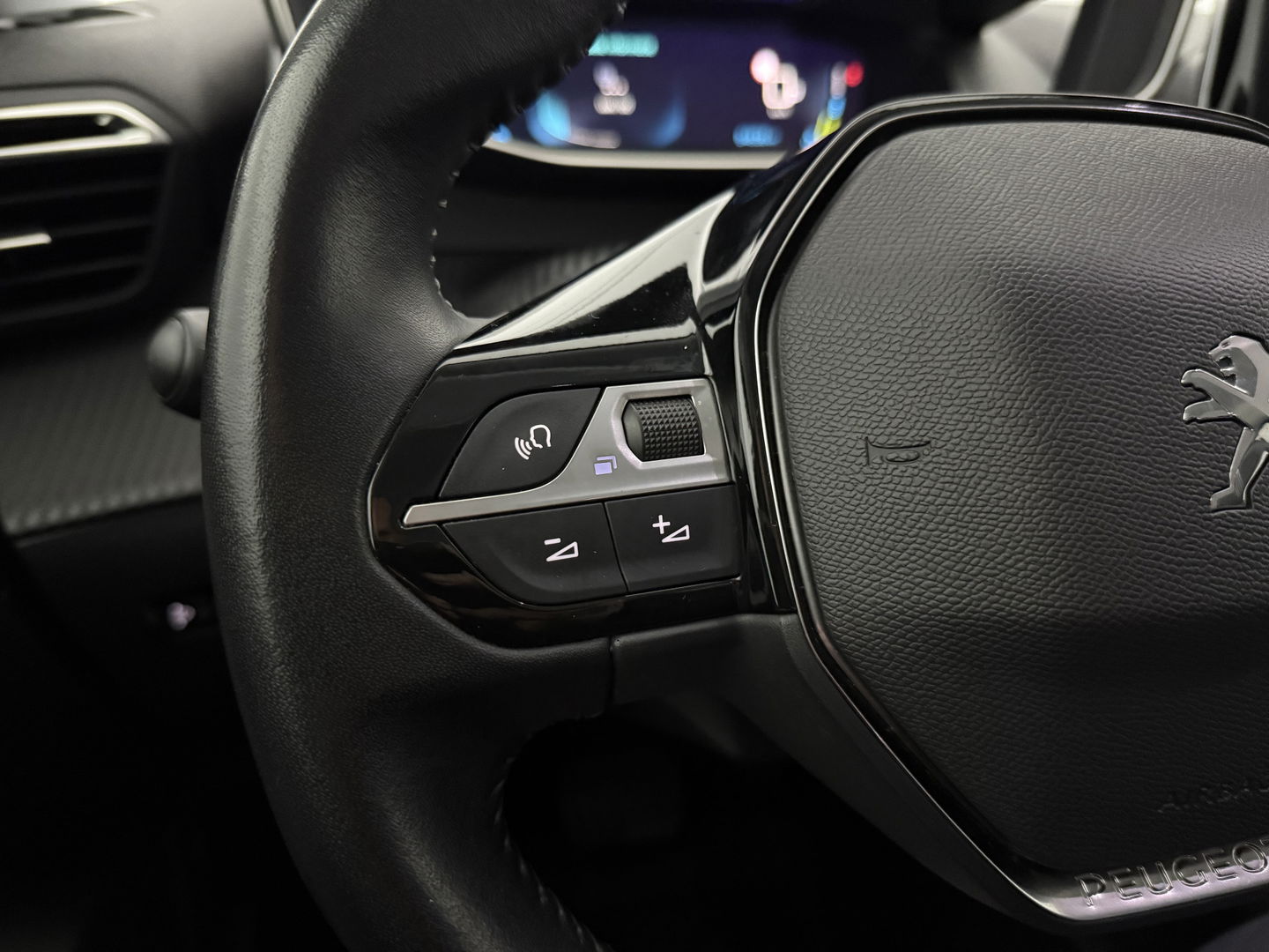 Peugeot e-2008 EV Allure 50 kWh | SOH 92% | Snelladen | Virtual | Adap.Cruise | Camera | Carplay | Keyless | Stoelverw. | Parkeersens.