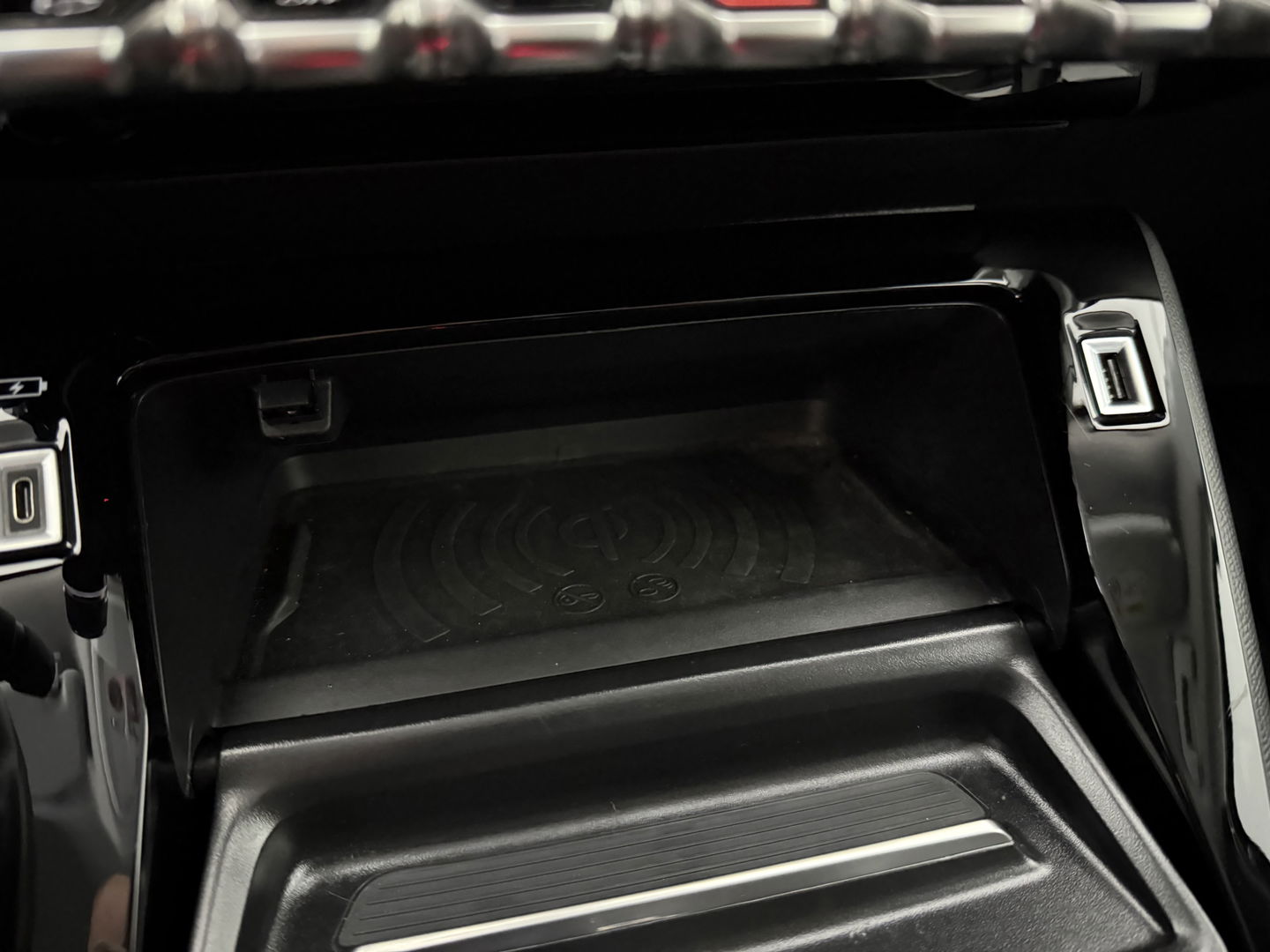 Peugeot e-2008 EV Allure 50 kWh | SOH 92% | Snelladen | Virtual | Adap.Cruise | Camera | Carplay | Keyless | Stoelverw. | Parkeersens.