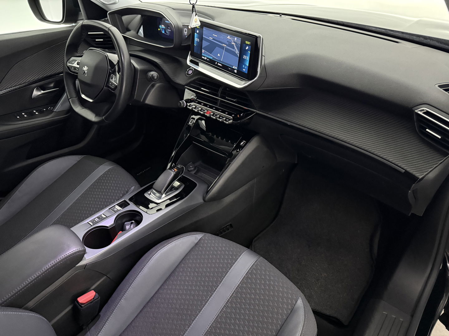 Peugeot e-2008 EV Allure 50 kWh | SOH 92% | Snelladen | Virtual | Adap.Cruise | Camera | Carplay | Keyless | Stoelverw. | Parkeersens.