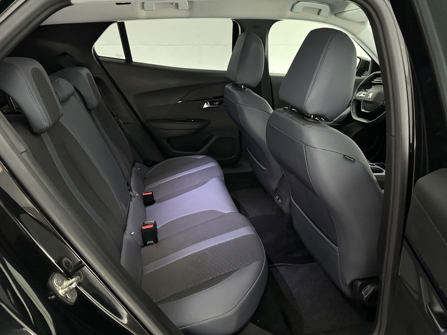 Peugeot e-2008 EV Allure 50 kWh | SOH 92% | Snelladen | Virtual | Adap.Cruise | Camera | Carplay | Keyless | Stoelverw. | Parkeersens.