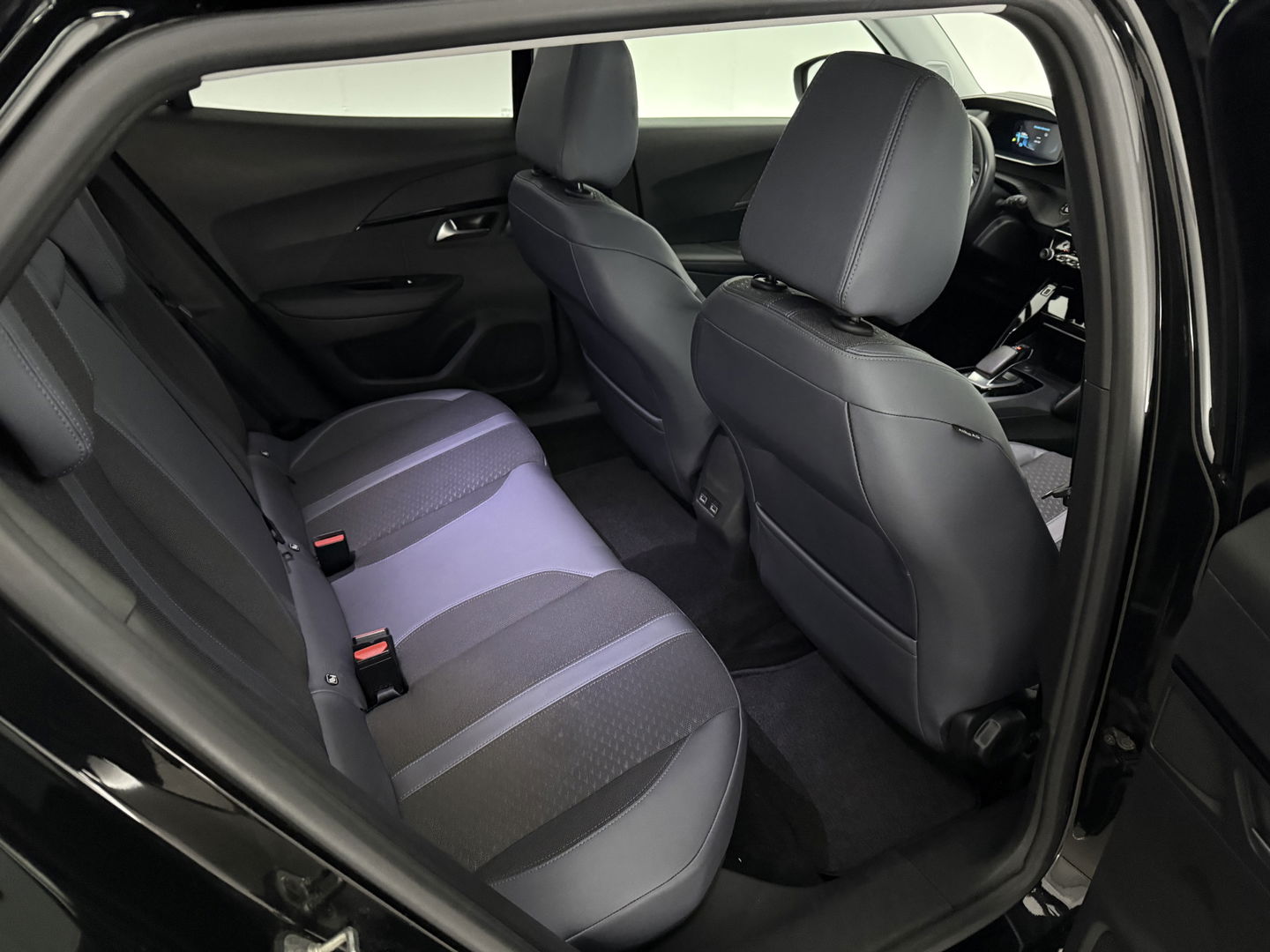 Peugeot e-2008 EV Allure 50 kWh | SOH 92% | Snelladen | Virtual | Adap.Cruise | Camera | Carplay | Keyless | Stoelverw. | Parkeersens.