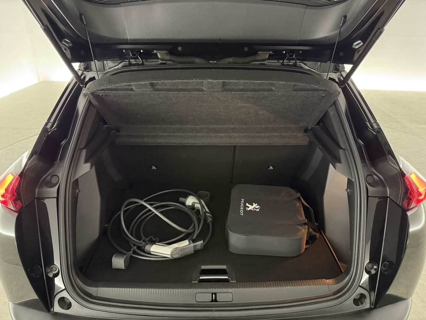 Peugeot e-2008 EV Allure 50 kWh | SOH 92% | Snelladen | Virtual | Adap.Cruise | Camera | Carplay | Keyless | Stoelverw. | Parkeersens.