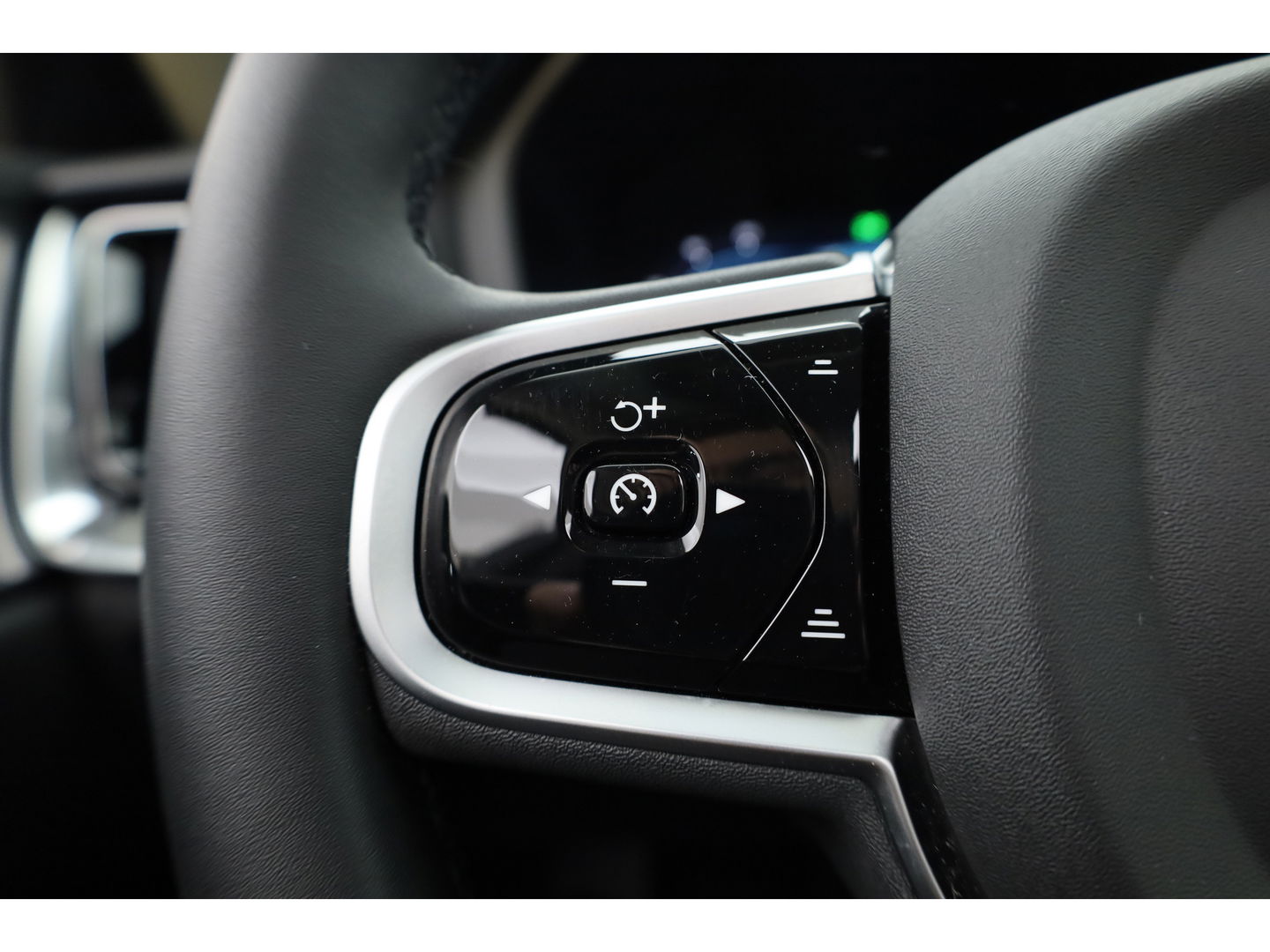 Volvo V60 2.0 T8 Plug-in hybrid AWD Ultra Dark | Full Option |  Bowers & Wilkins | Massage | Trekhaak | HUD |