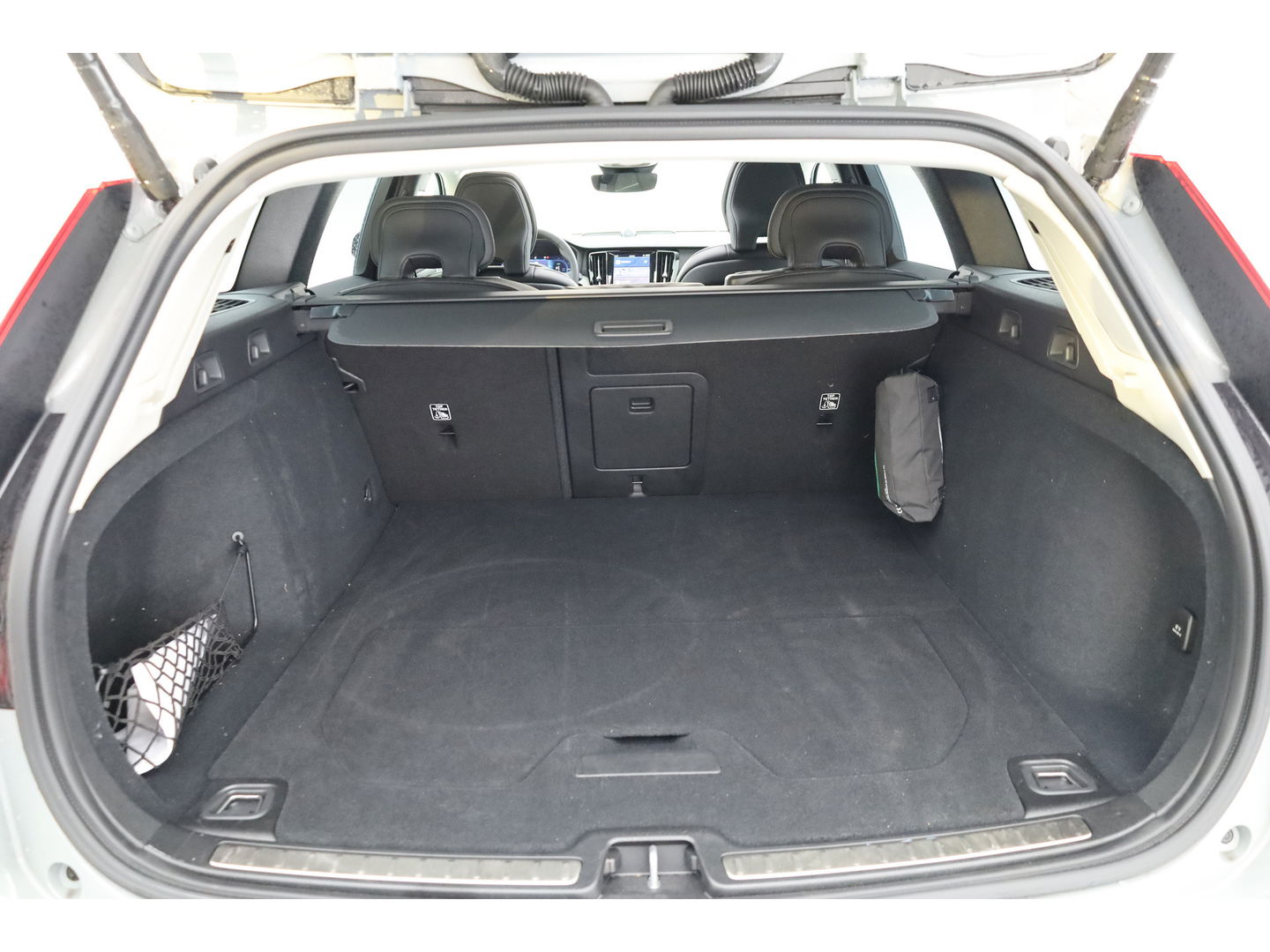 Volvo V60 2.0 T8 Plug-in hybrid AWD Ultra Dark | Full Option |  Bowers & Wilkins | Massage | Trekhaak | HUD |