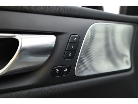 Volvo V60 2.0 T8 Plug-in hybrid AWD Ultra Dark | Full Option |  Bowers & Wilkins | Massage | Trekhaak | HUD |