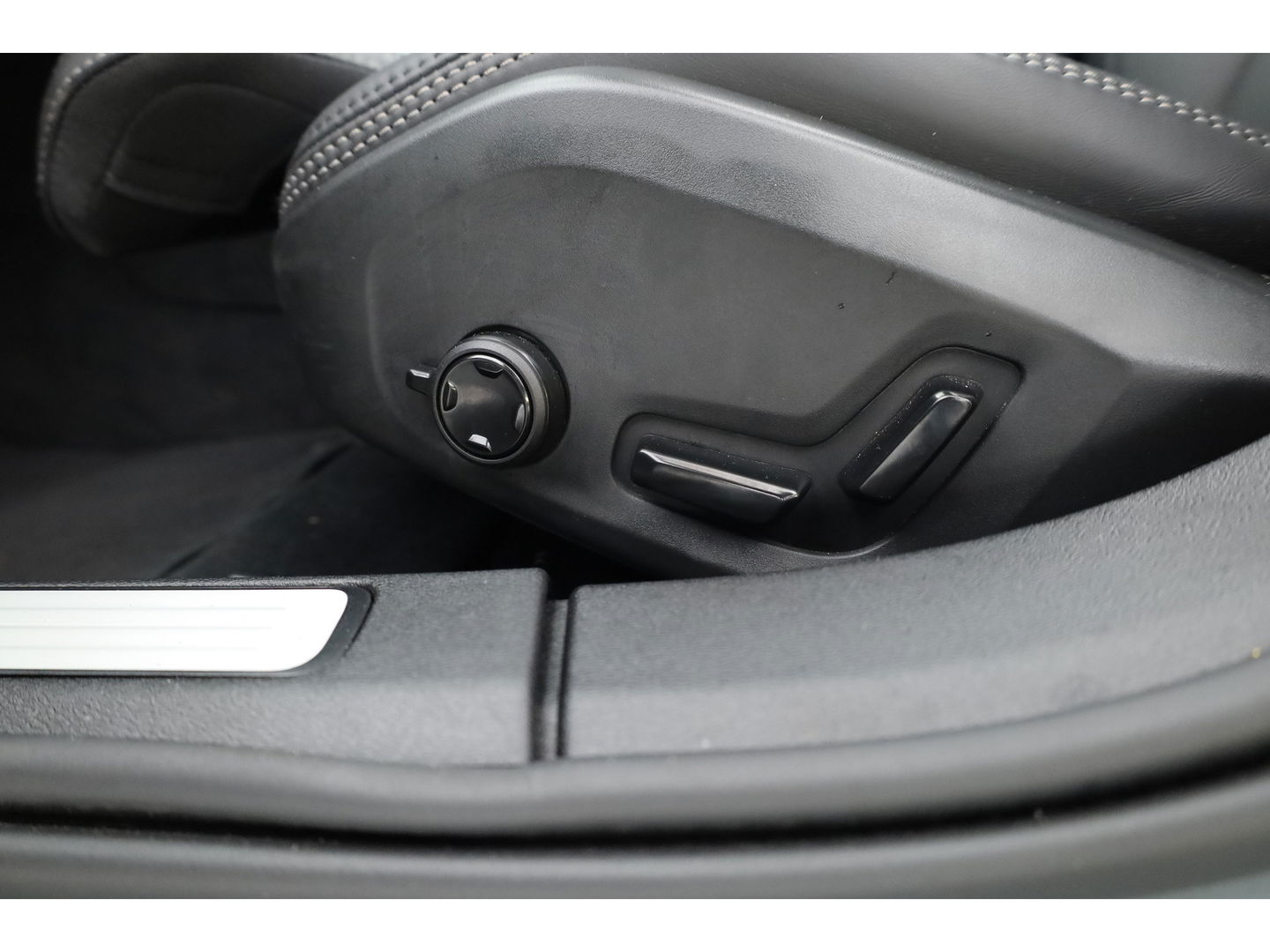 Volvo V60 2.0 T8 Plug-in hybrid AWD Ultra Dark | Full Option |  Bowers & Wilkins | Massage | Trekhaak | HUD |