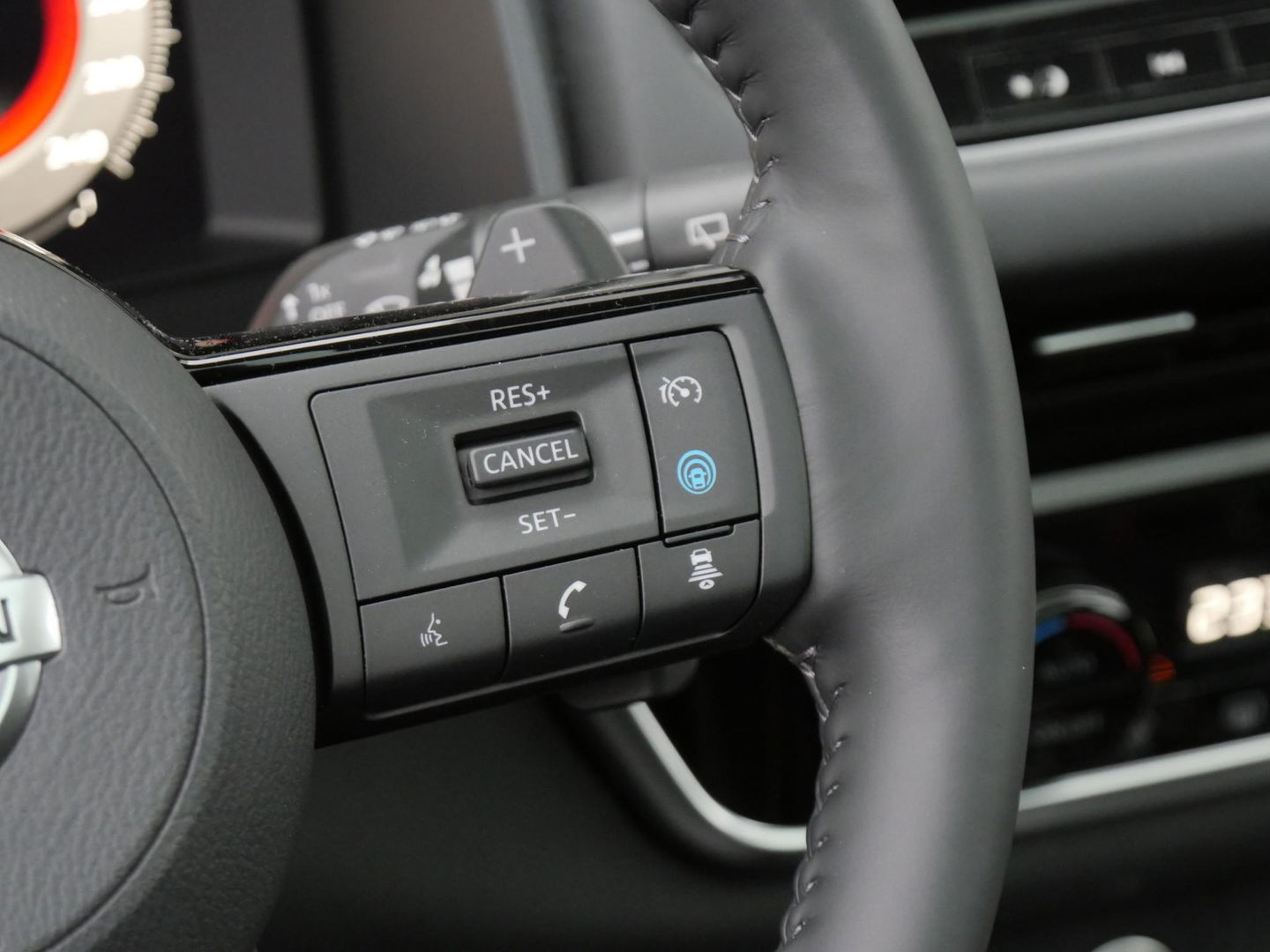 Nissan QASHQAI 1.3 PREMIERE/ 360°CAMERA/ HEAD-UP/ PANORAMADAK/ TREKHAAK/ NL-AUTO VAN 1STE EIGENAAR