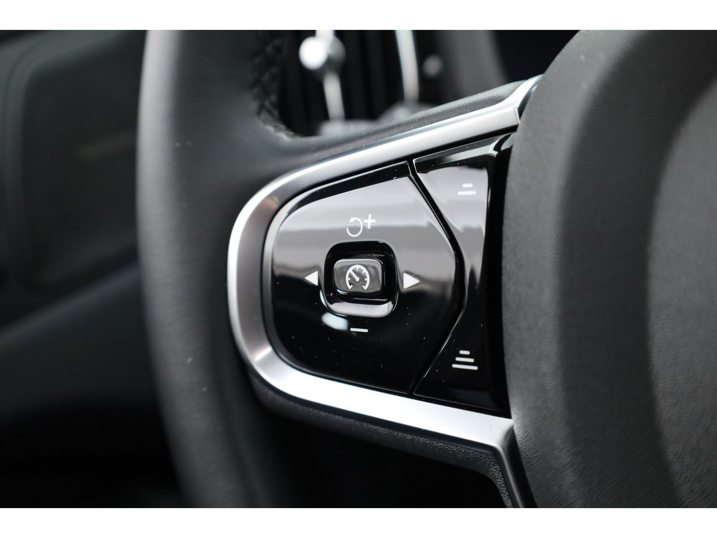 Volvo XC60 2.0 T6 Plug-in hybrid AWD Plus Bright | Leer | Pano-dak | 360 camera | ACC | Blis | H&K Audio |