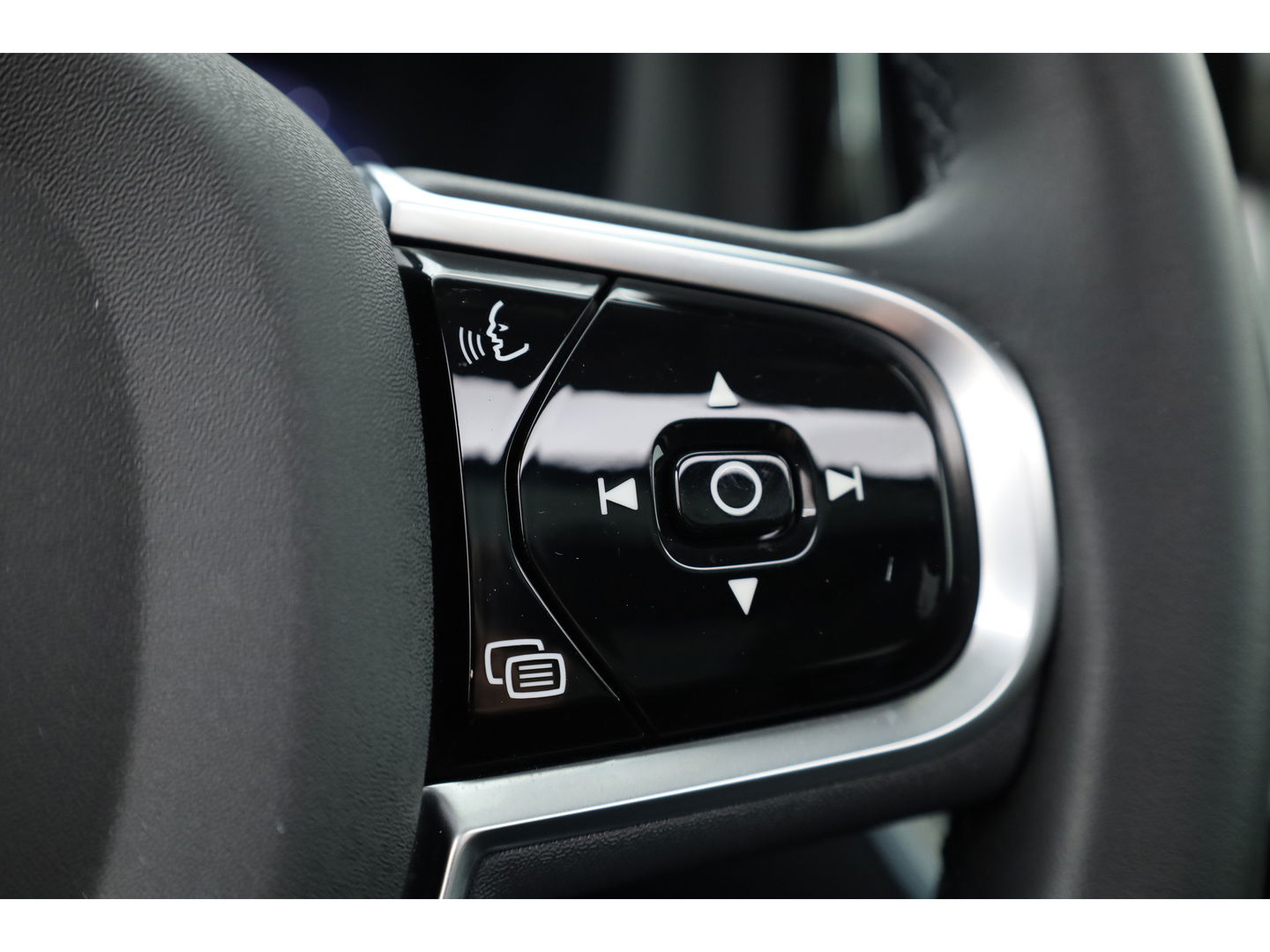 Volvo XC60 2.0 T6 Plug-in hybrid AWD Plus Bright | Leer | Pano-dak | 360 camera | ACC | Blis | H&K Audio |