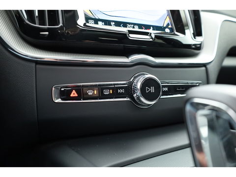Volvo XC60 2.0 T6 Plug-in hybrid AWD Plus Bright | Leer | Pano-dak | 360 camera | ACC | Blis | H&K Audio |