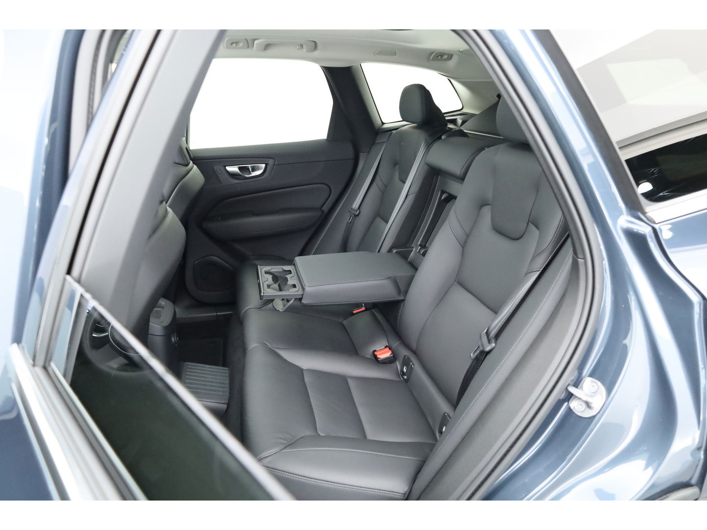 Volvo XC60 2.0 T6 Plug-in hybrid AWD Plus Bright | Leer | Pano-dak | 360 camera | ACC | Blis | H&K Audio |