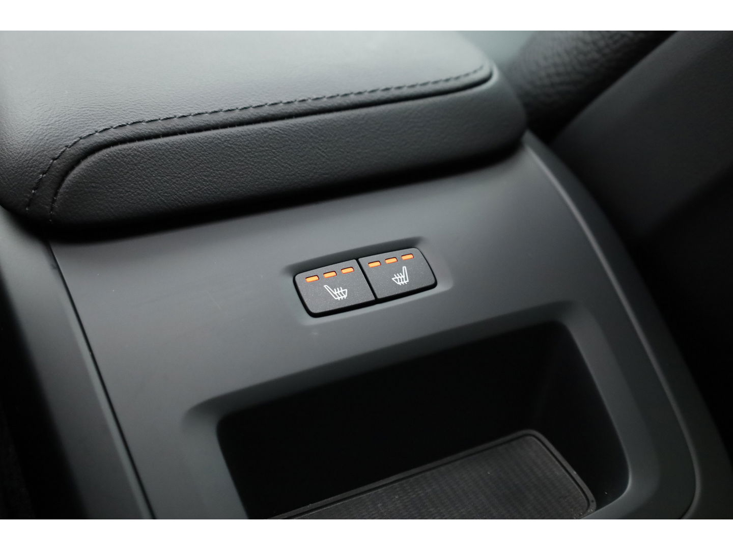 Volvo XC60 2.0 T6 Plug-in hybrid AWD Plus Bright | Leer | Pano-dak | 360 camera | ACC | Blis | H&K Audio |