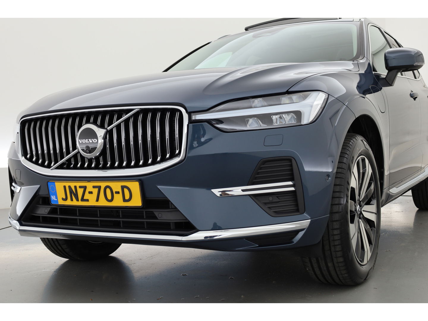 Volvo XC60 2.0 T6 Plug-in hybrid AWD Plus Bright | Leer | Pano-dak | 360 camera | ACC | Blis | H&K Audio |