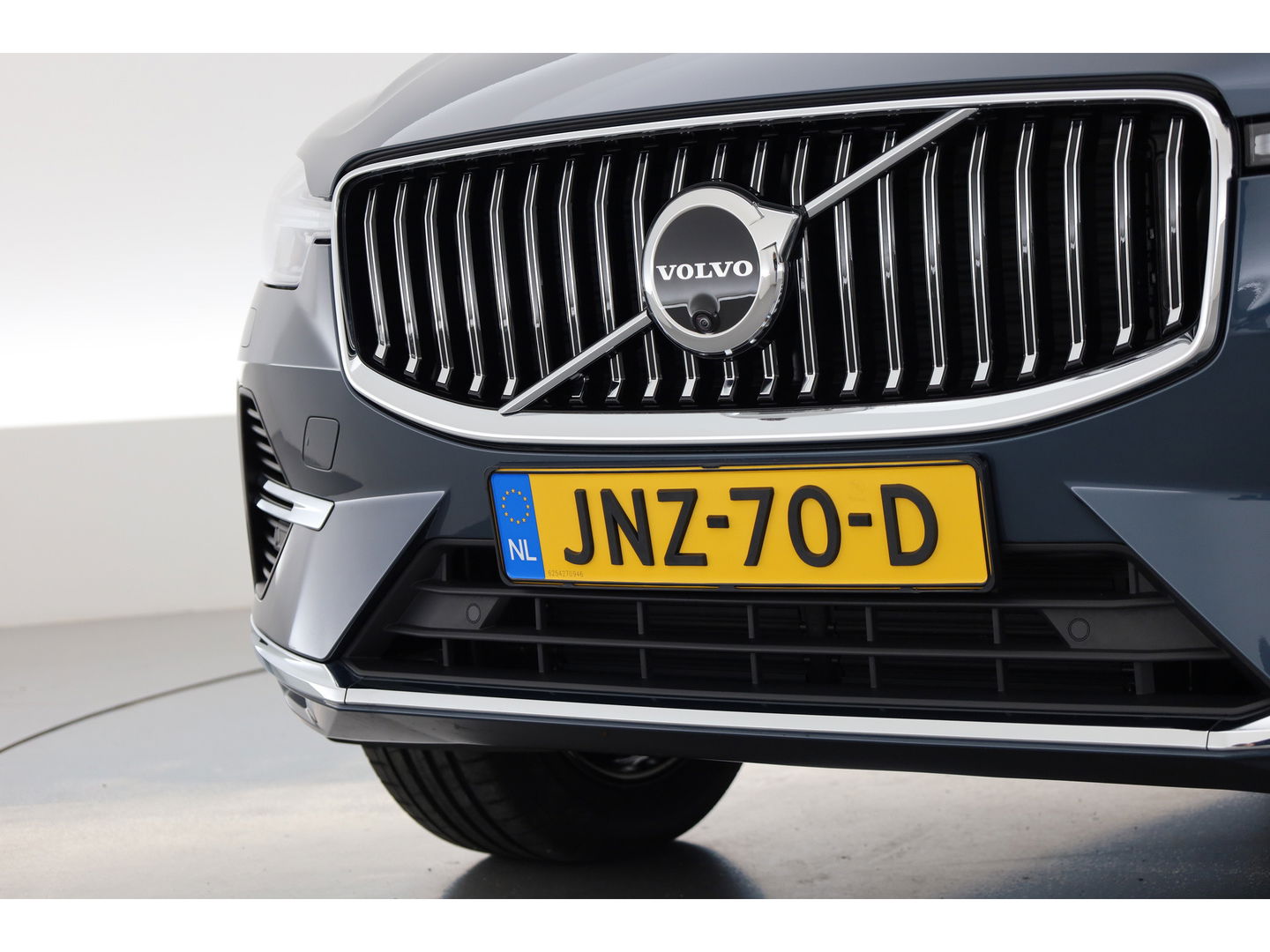 Volvo XC60 2.0 T6 Plug-in hybrid AWD Plus Bright | Leer | Pano-dak | 360 camera | ACC | Blis | H&K Audio |