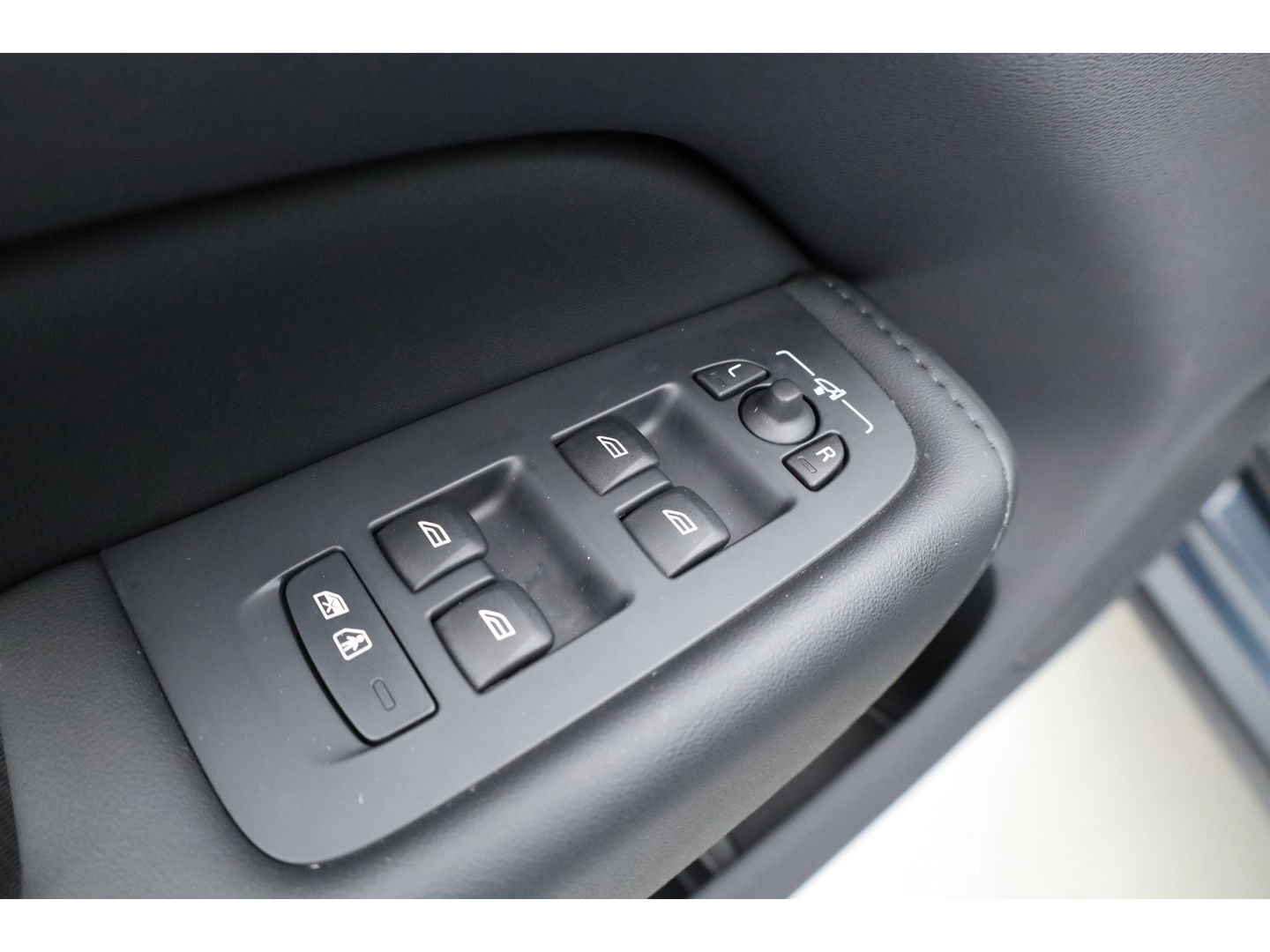 Volvo XC60 2.0 T6 Plug-in hybrid AWD Plus Bright | Leer | Pano-dak | 360 camera | ACC | Blis | H&K Audio |