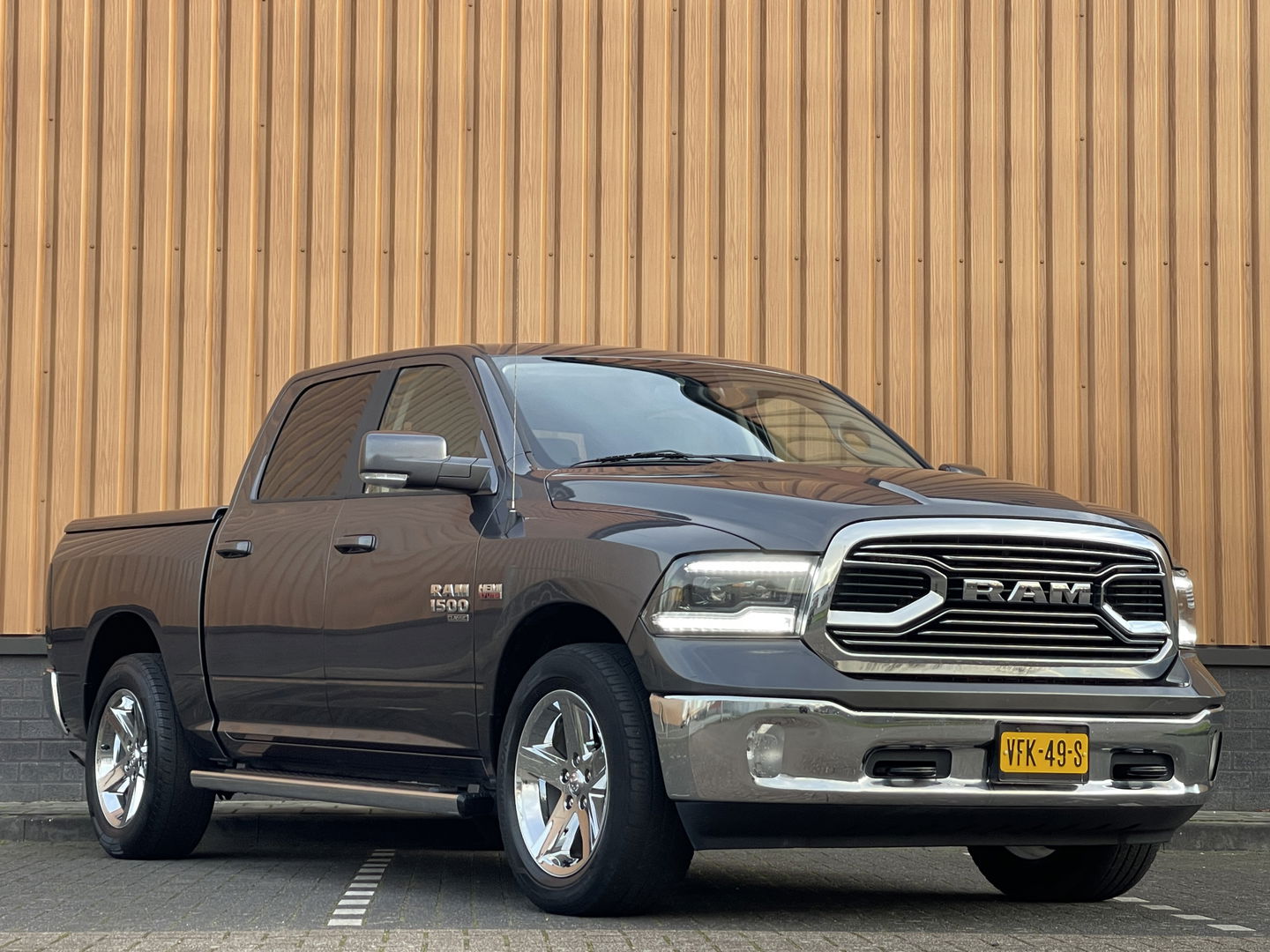 Dodge Ram 1500 5.7 V8 Quad Cab 6'4 Classic | Origineel Nederlands | Apple Carplay | Android Auto | Panorama dak | Airconditioning | Cruise Control |
