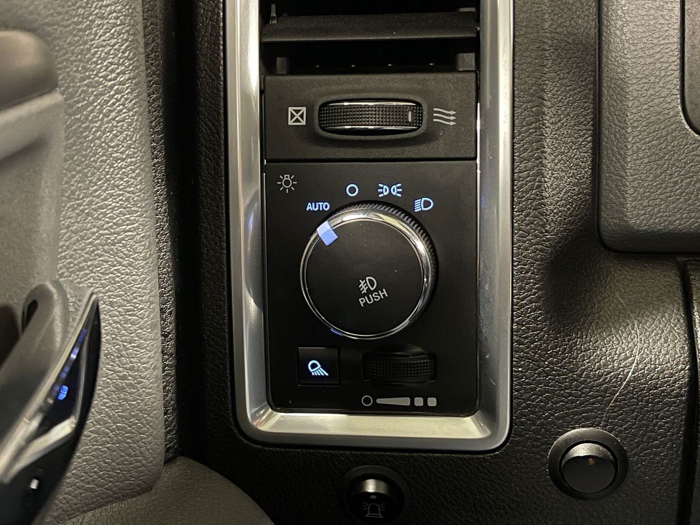 Dodge Ram 1500 5.7 V8 Quad Cab 6'4 Classic | Origineel Nederlands | Apple Carplay | Android Auto | Panorama dak | Airconditioning | Cruise Control |