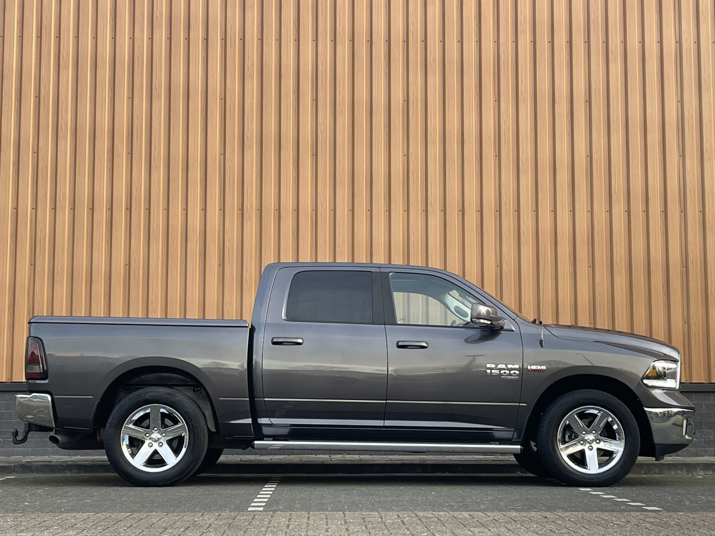 Dodge Ram 1500 5.7 V8 Quad Cab 6'4 Classic | Origineel Nederlands | Apple Carplay | Android Auto | Panorama dak | Airconditioning | Cruise Control |