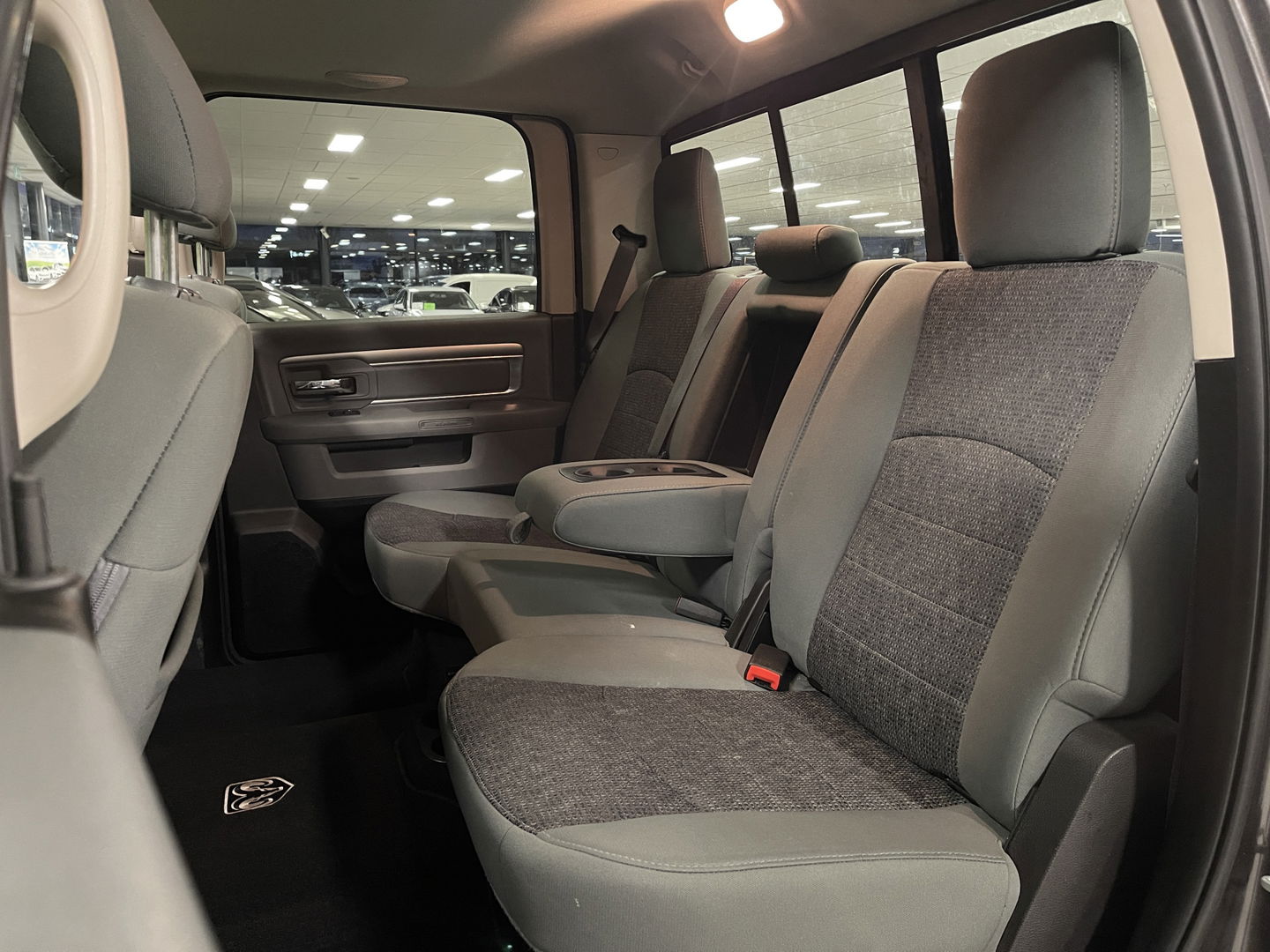 Dodge Ram 1500 5.7 V8 Quad Cab 6'4 Classic | Origineel Nederlands | Apple Carplay | Android Auto | Panorama dak | Airconditioning | Cruise Control |