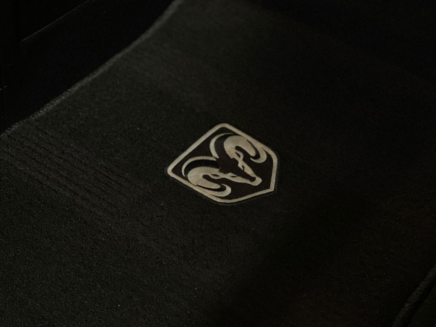 Dodge Ram 1500 5.7 V8 Quad Cab 6'4 Classic | Origineel Nederlands | Apple Carplay | Android Auto | Panorama dak | Airconditioning | Cruise Control |