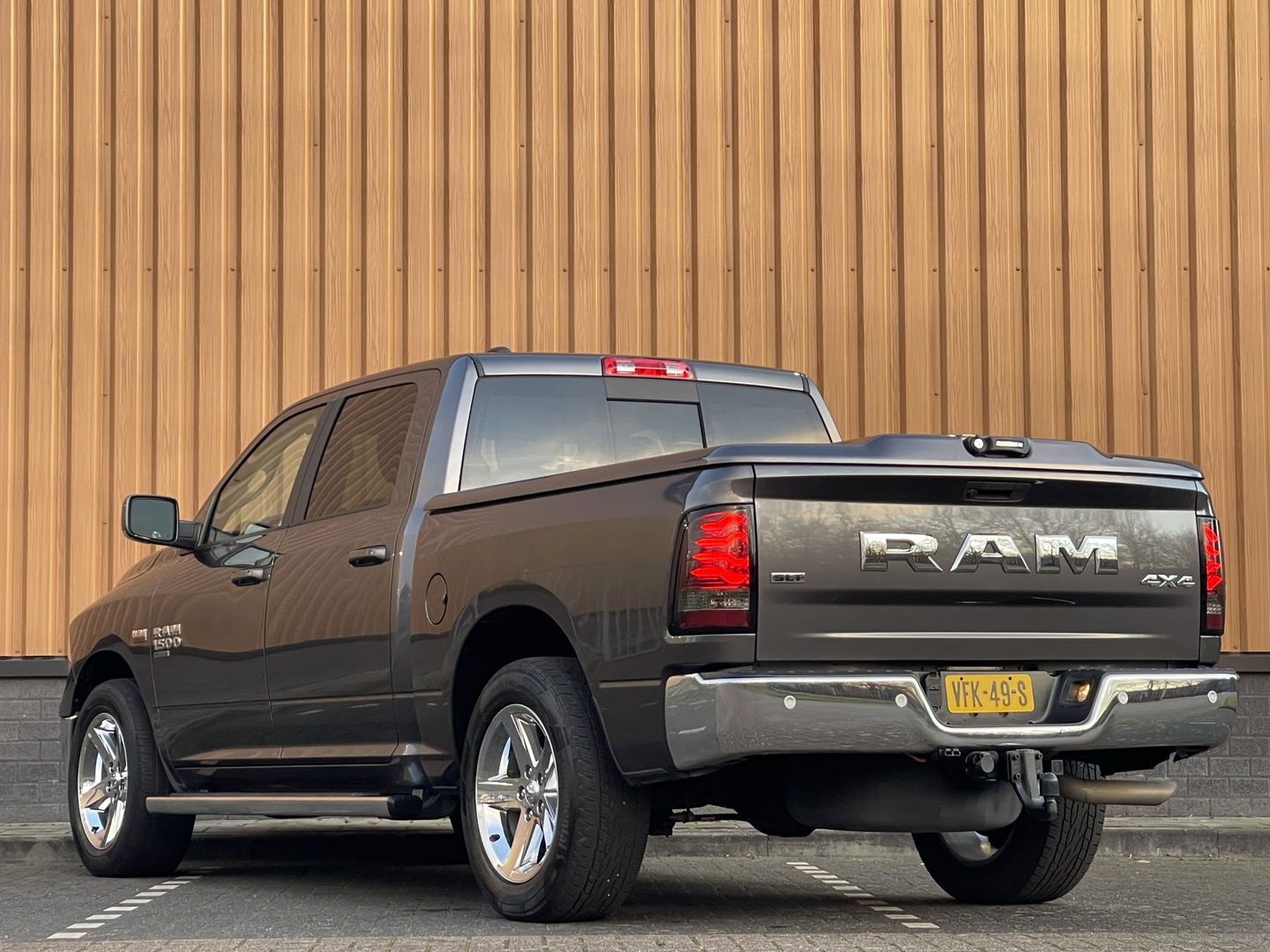 Dodge Ram 1500 5.7 V8 Quad Cab 6'4 Classic | Origineel Nederlands | Apple Carplay | Android Auto | Panorama dak | Airconditioning | Cruise Control |