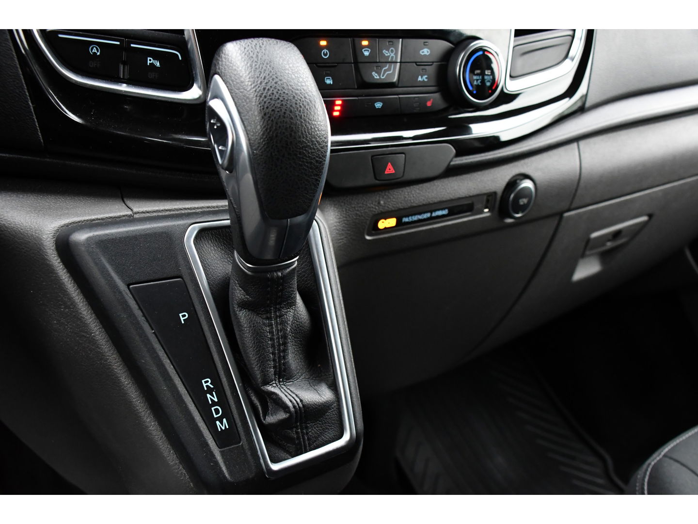 Ford Transit Custom 320 2.0 TDCI L2H1 Limited DC Cruise, Camera, Carplay, 170pk, Automaat, 2 x Schuifdeur, Sensoren, Led, Stoelverwarming, Uniek!