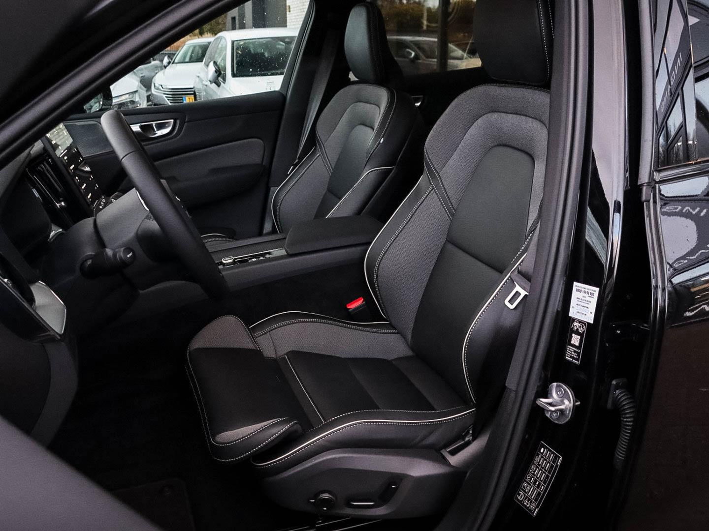 Volvo XC60 T6 AWD Plus Black Edition MY2026 Panoramadak 21'' Harman Kardon Zwarte hemel