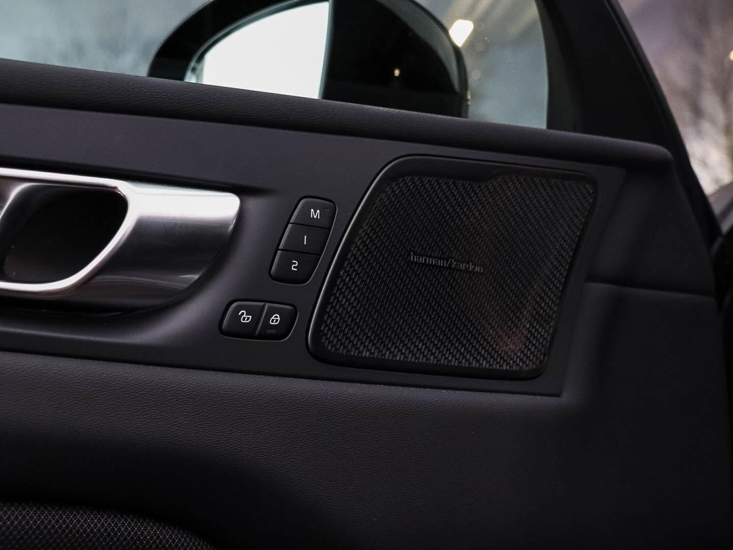 Volvo XC60 T6 AWD Plus Black Edition MY2026 Panoramadak 21'' Harman Kardon Zwarte hemel