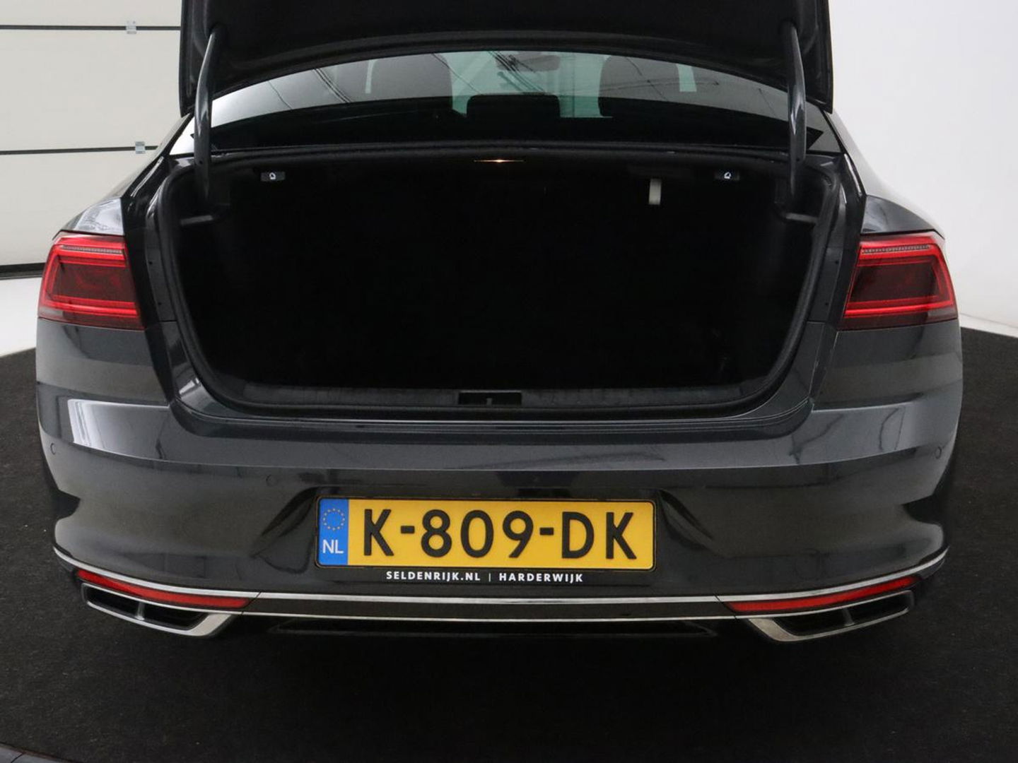 Volkswagen Passat 1.5 TSI R-Line | Nappaleder | Stoelverwarming | Camera | Carplay | Massage | Memory | Side Assist | Navigatie | Matrix LED | Adaptive cruise
