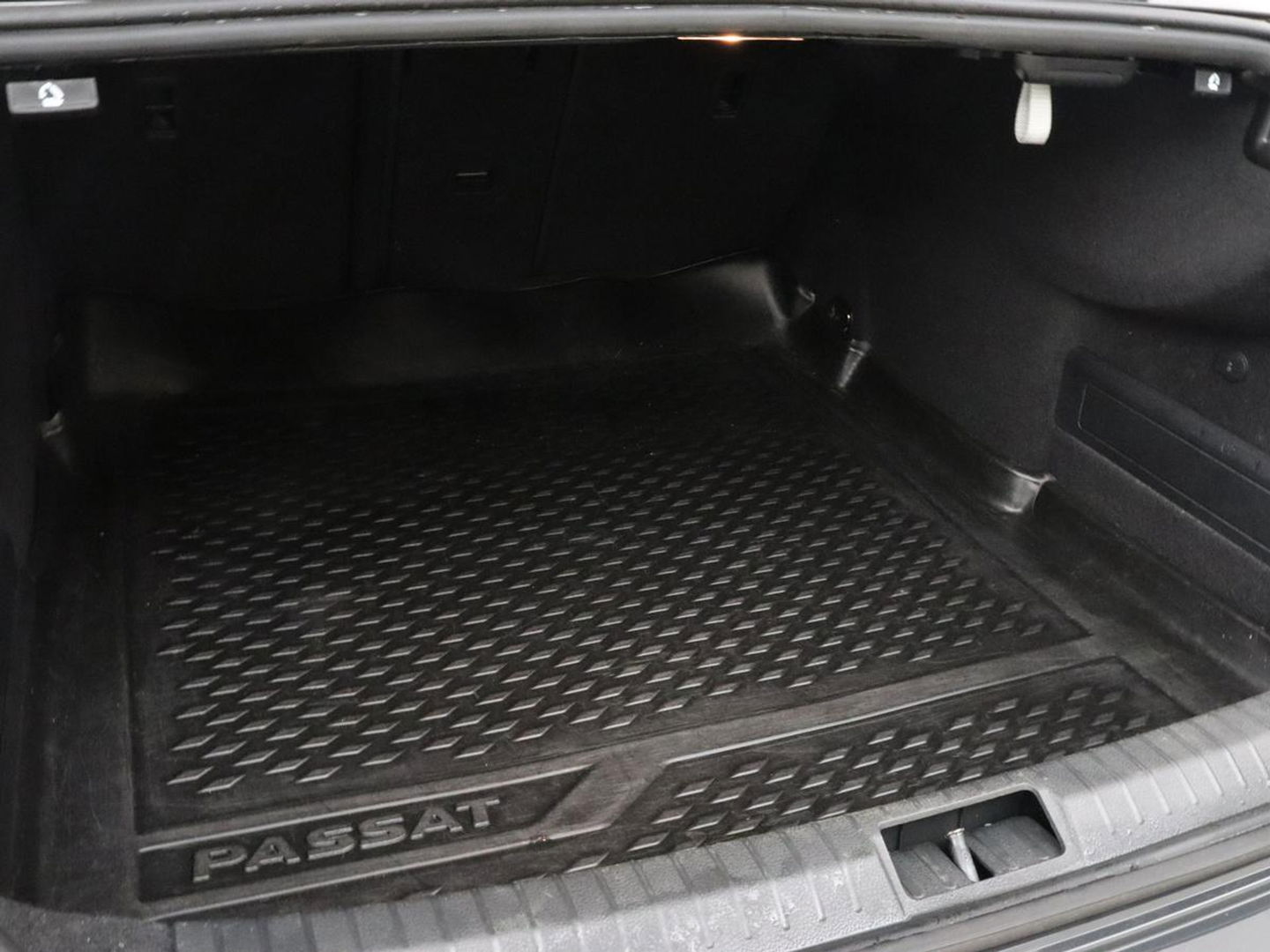 Volkswagen Passat 1.5 TSI R-Line | Nappaleder | Stoelverwarming | Camera | Carplay | Massage | Memory | Side Assist | Navigatie | Matrix LED | Adaptive cruise