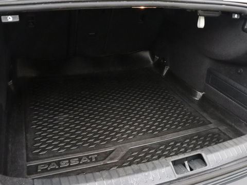 Volkswagen Passat 1.5 TSI R-Line | Nappaleder | Stoelverwarming | Camera | Carplay | Massage | Memory | Side Assist | Navigatie | Matrix LED | Adaptive cruise