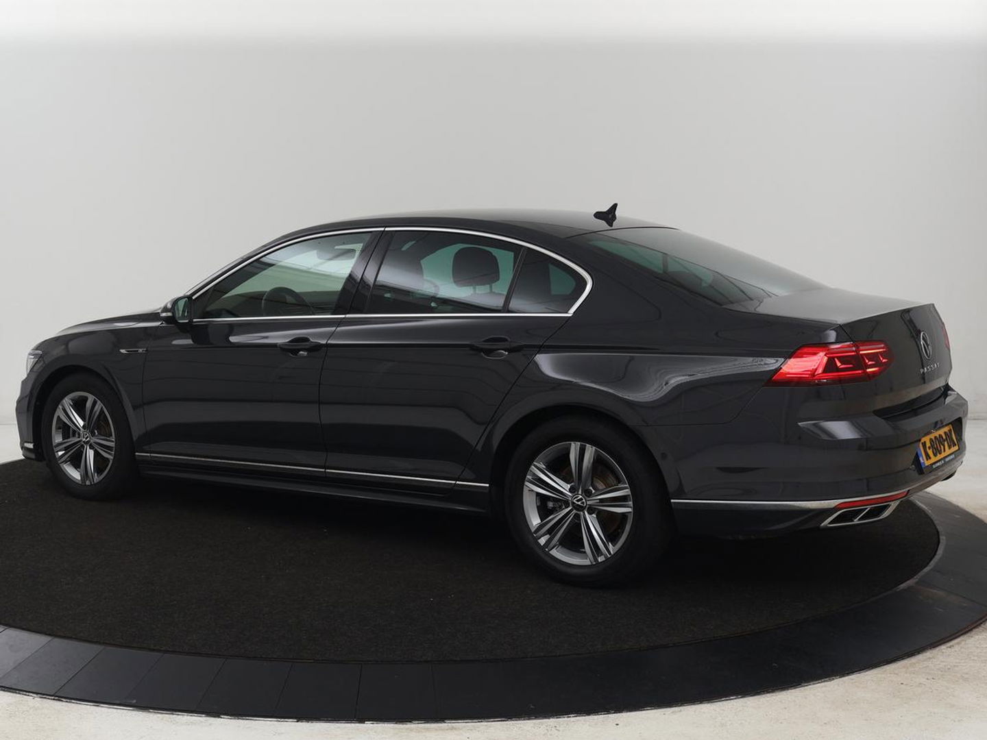Volkswagen Passat 1.5 TSI R-Line | Nappaleder | Stoelverwarming | Camera | Carplay | Massage | Memory | Side Assist | Navigatie | Matrix LED | Adaptive cruise