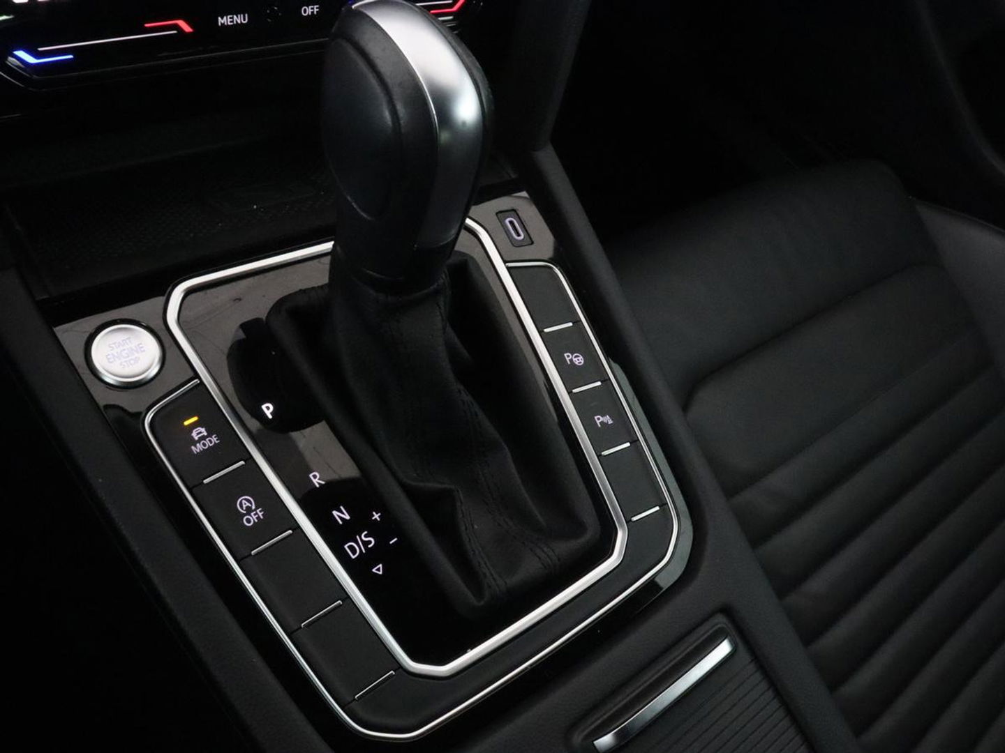 Volkswagen Passat 1.5 TSI R-Line | Nappaleder | Stoelverwarming | Camera | Carplay | Massage | Memory | Side Assist | Navigatie | Matrix LED | Adaptive cruise