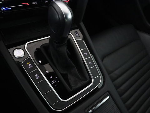 Volkswagen Passat 1.5 TSI R-Line | Nappaleder | Stoelverwarming | Camera | Carplay | Massage | Memory | Side Assist | Navigatie | Matrix LED | Adaptive cruise