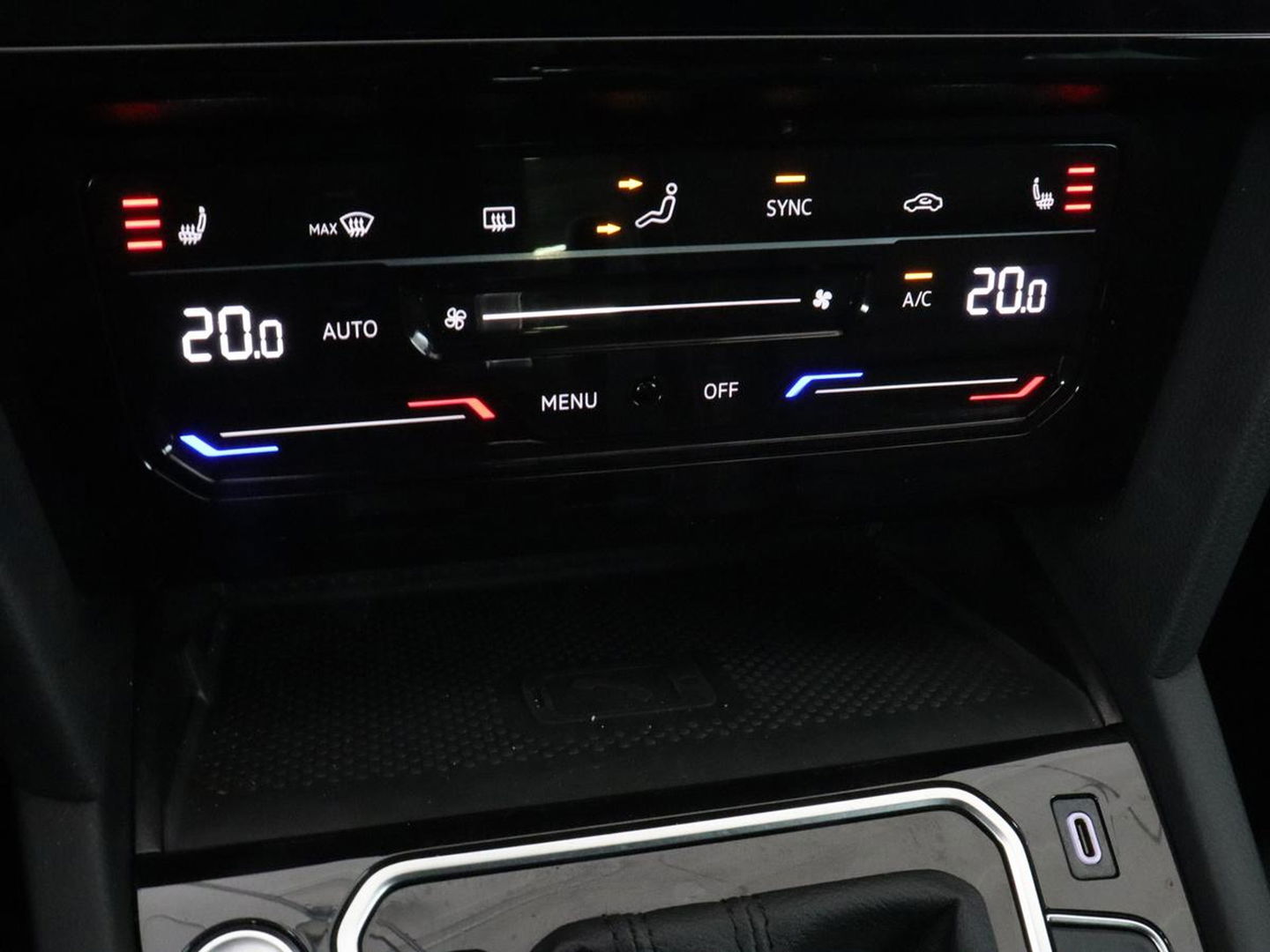 Volkswagen Passat 1.5 TSI R-Line | Nappaleder | Stoelverwarming | Camera | Carplay | Massage | Memory | Side Assist | Navigatie | Matrix LED | Adaptive cruise