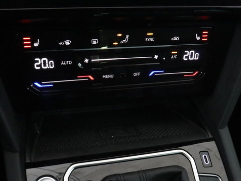 Volkswagen Passat 1.5 TSI R-Line | Nappaleder | Stoelverwarming | Camera | Carplay | Massage | Memory | Side Assist | Navigatie | Matrix LED | Adaptive cruise