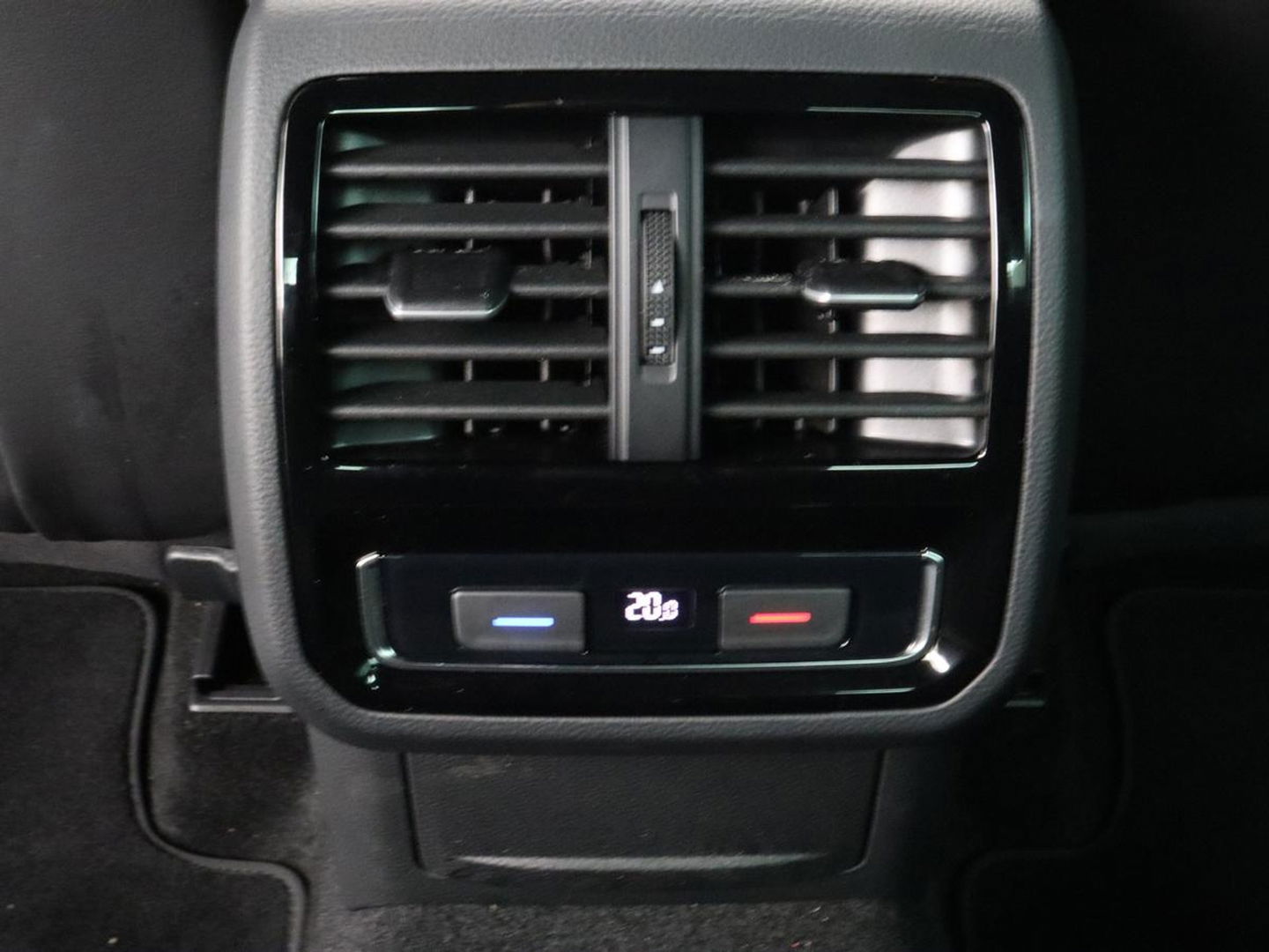 Volkswagen Passat 1.5 TSI R-Line | Nappaleder | Stoelverwarming | Camera | Carplay | Massage | Memory | Side Assist | Navigatie | Matrix LED | Adaptive cruise