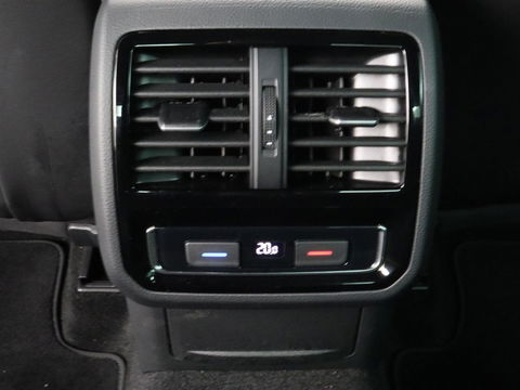 Volkswagen Passat 1.5 TSI R-Line | Nappaleder | Stoelverwarming | Camera | Carplay | Massage | Memory | Side Assist | Navigatie | Matrix LED | Adaptive cruise