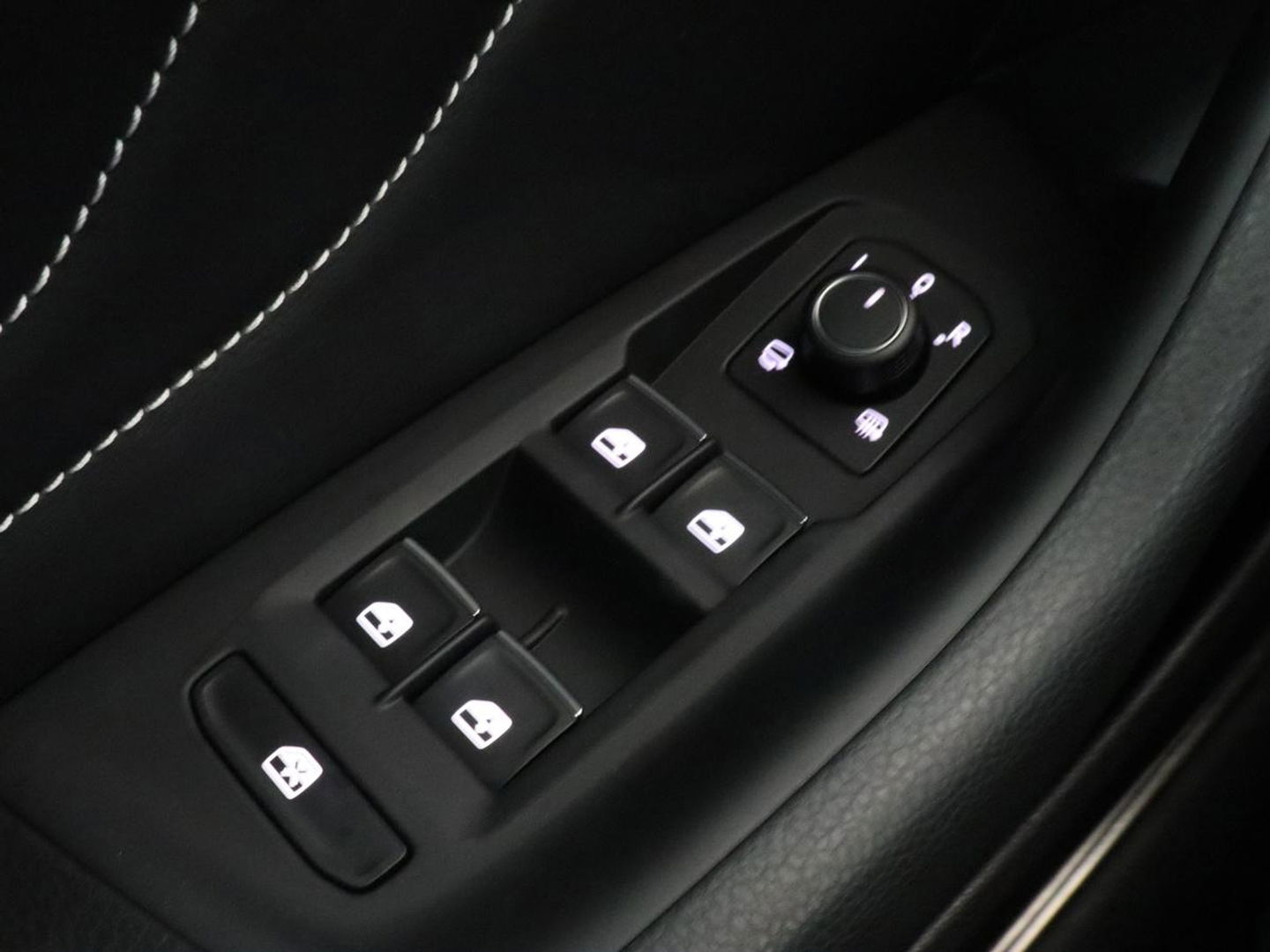 Volkswagen Passat 1.5 TSI R-Line | Nappaleder | Stoelverwarming | Camera | Carplay | Massage | Memory | Side Assist | Navigatie | Matrix LED | Adaptive cruise