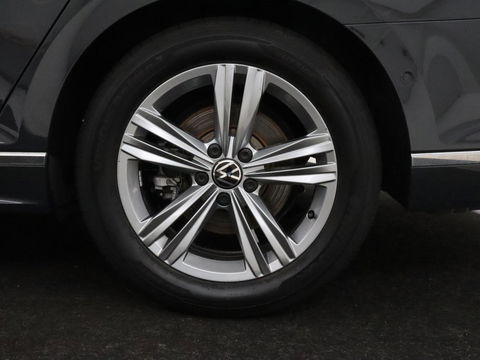 Volkswagen Passat 1.5 TSI R-Line | Nappaleder | Stoelverwarming | Camera | Carplay | Massage | Memory | Side Assist | Navigatie | Matrix LED | Adaptive cruise